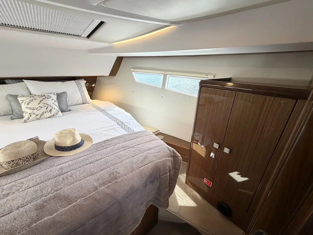 2017 Sealine C330 image 32
