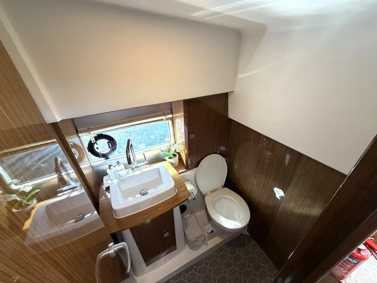 2017 Sealine C330 image 35