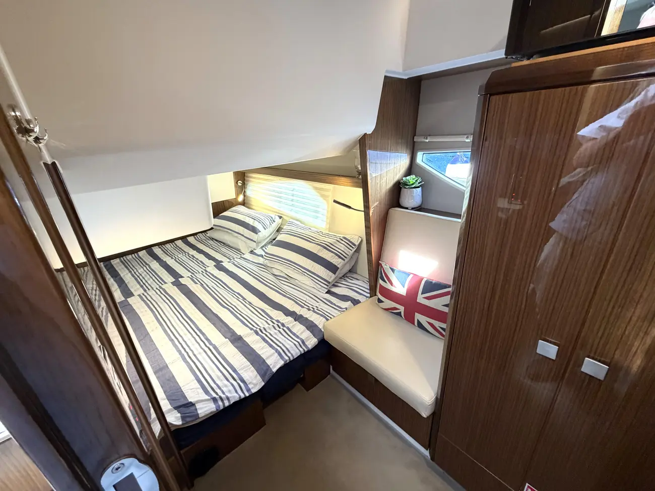 2017 Sealine C330 image 33