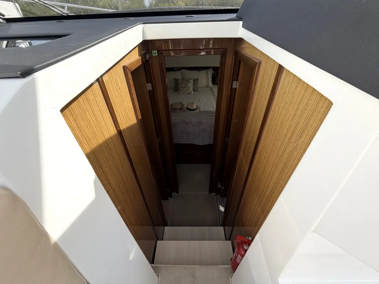 2017 Sealine C330 image 29