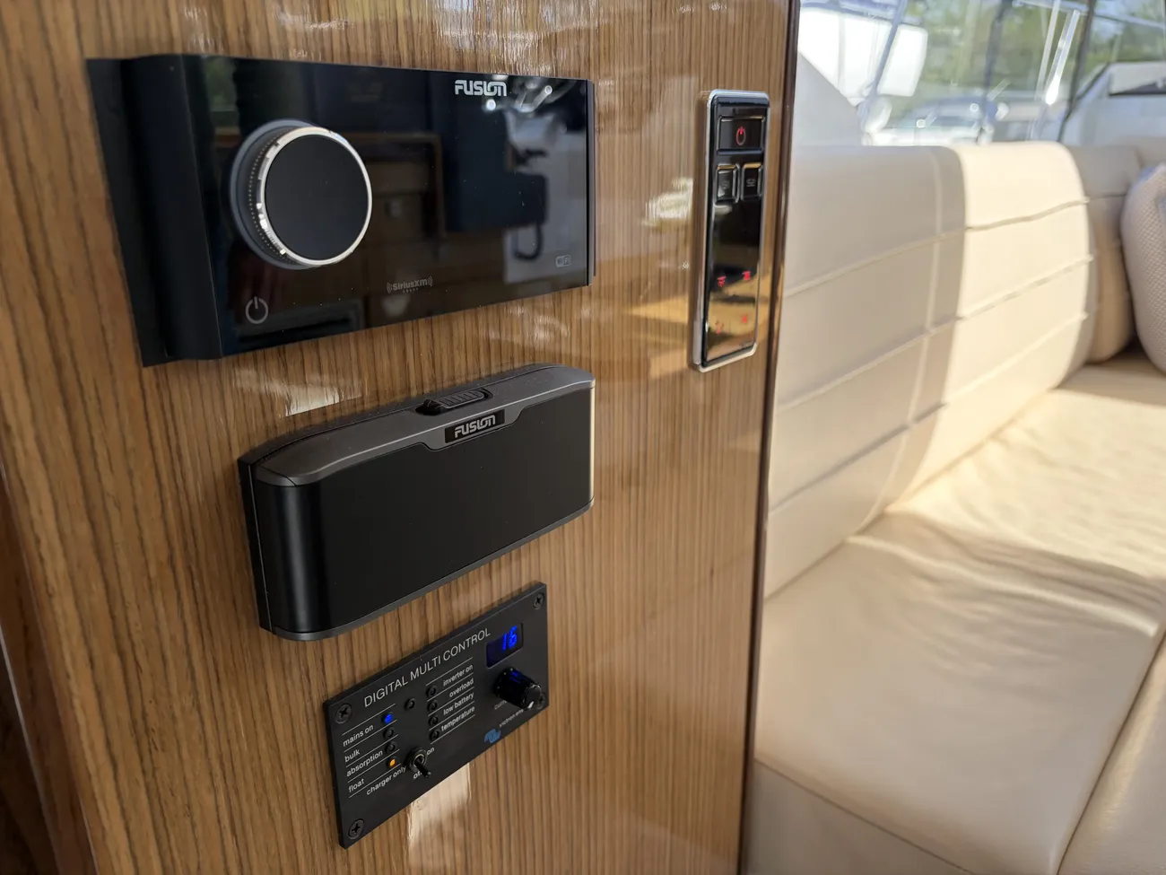 2017 Sealine C330 image 10