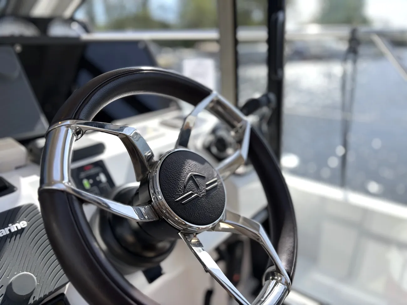 2017 Sealine C330 image 22