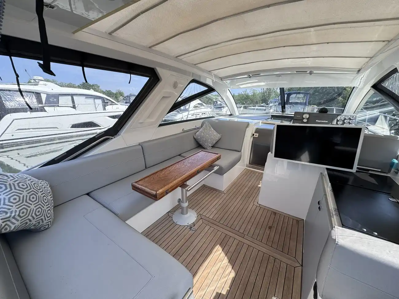 2011 Sealine SC35 image 16