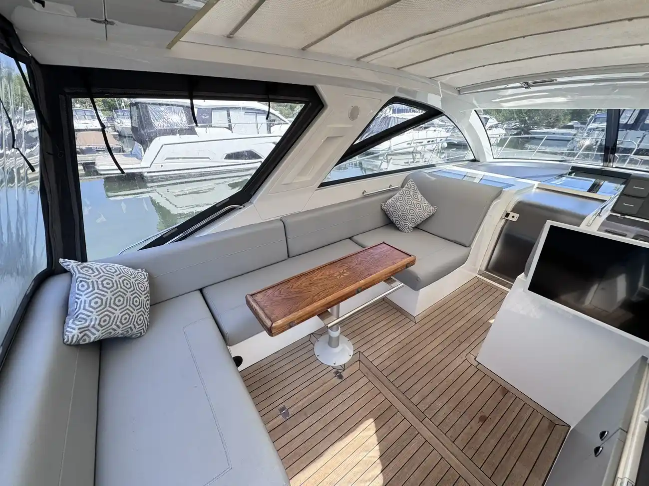 2011 Sealine SC35 image 17