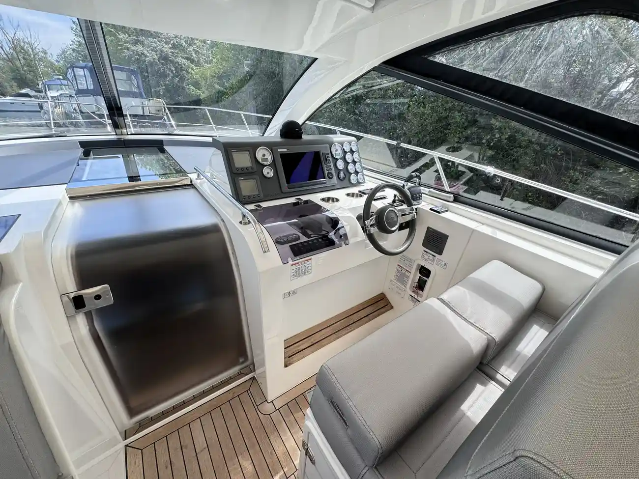 2011 Sealine SC35 image 2