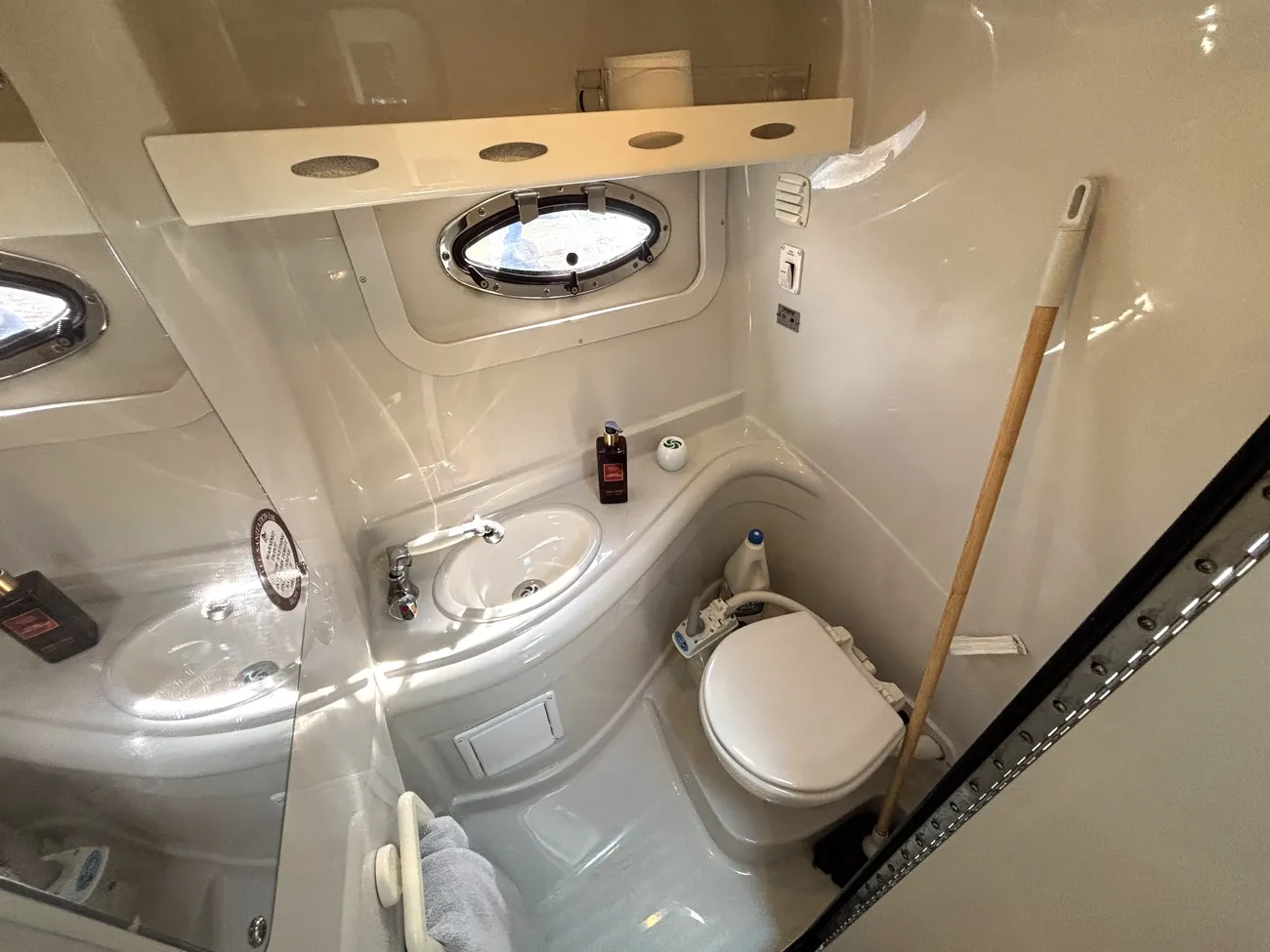 2004 Crownline 250 CR image 6