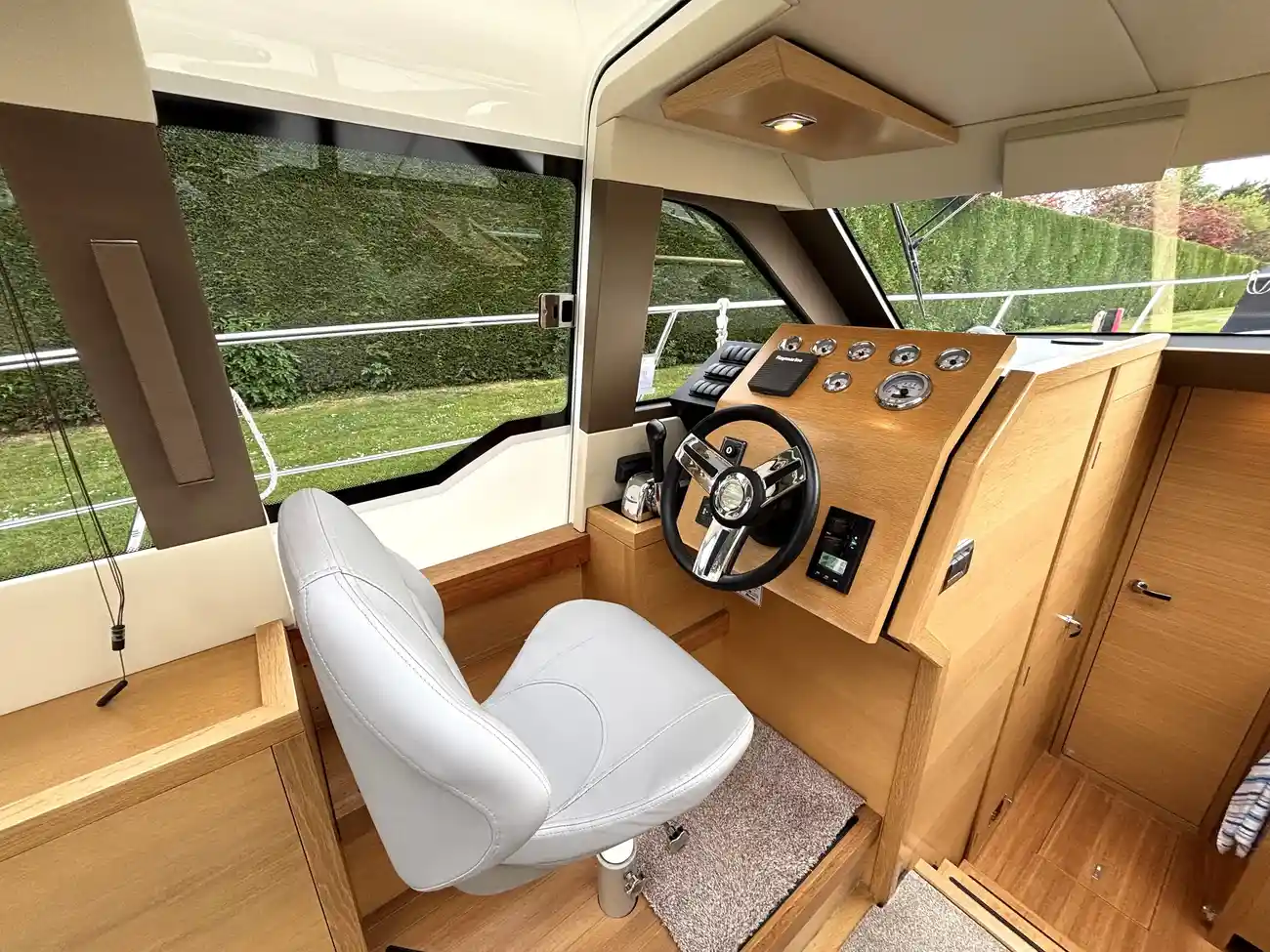 2017 Broom 35 Coupe image 19