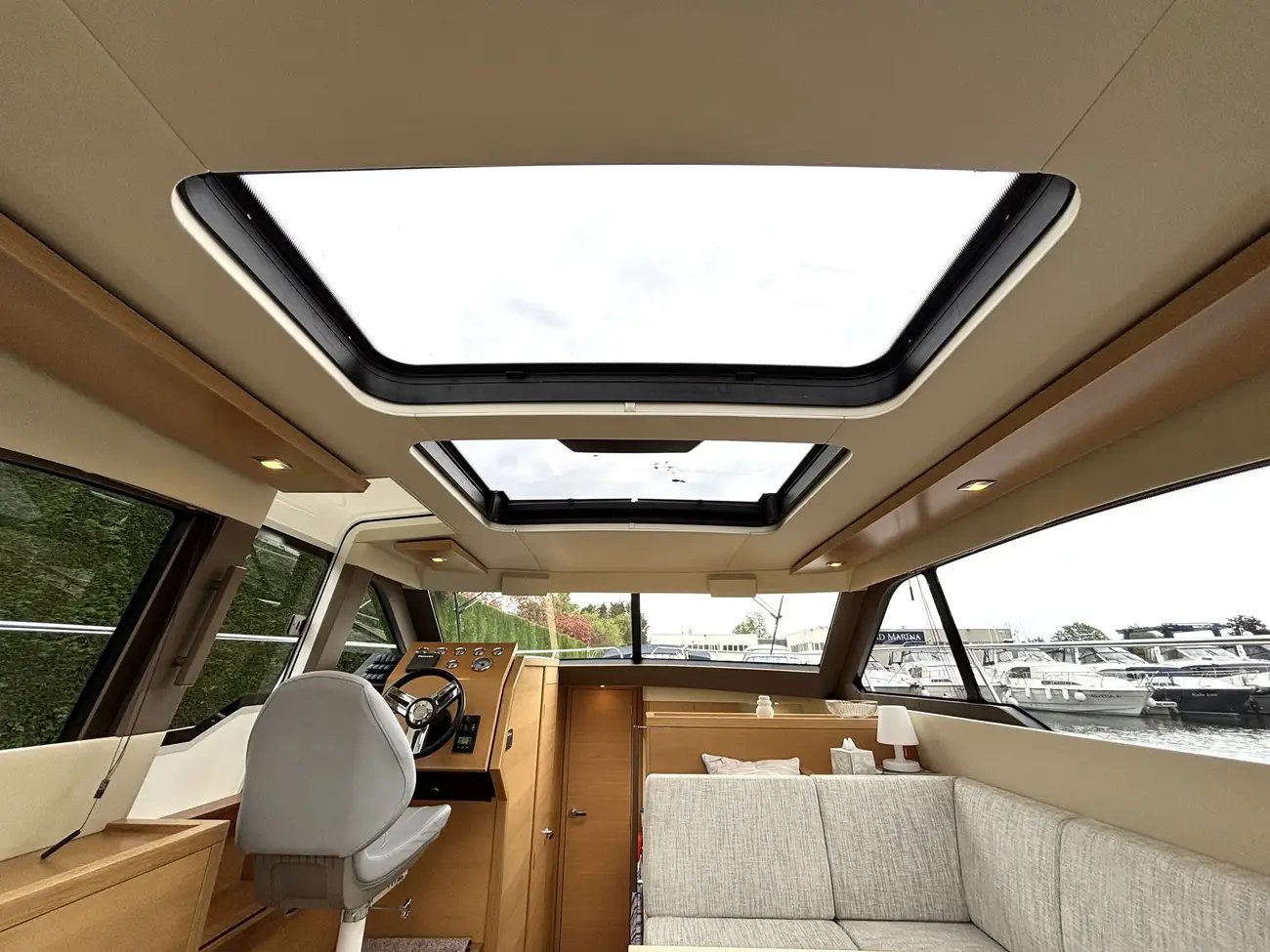 2017 Broom 35 Coupe image 18