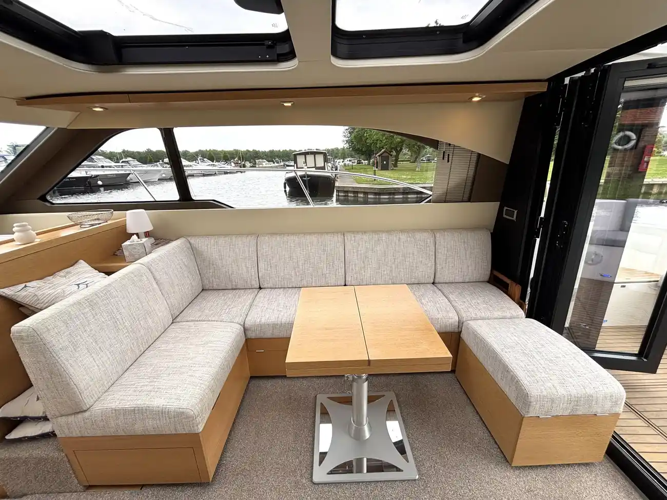 2017 Broom 35 Coupe image 16