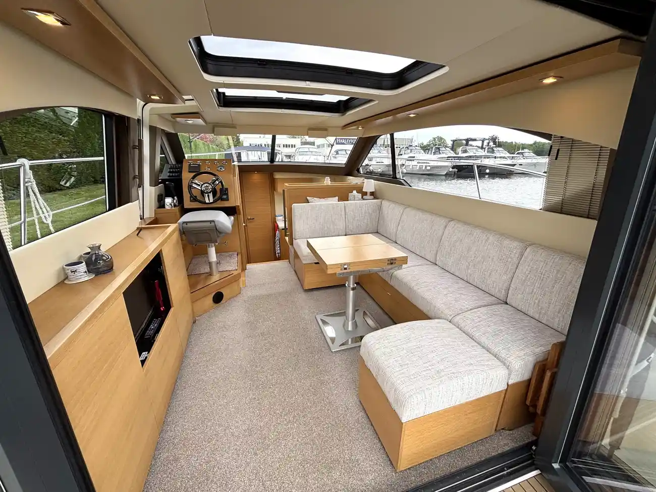 2017 Broom 35 Coupe image 15