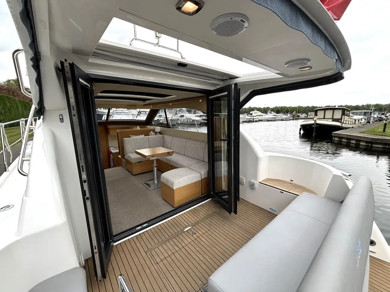 2017 Broom 35 Coupe image 13