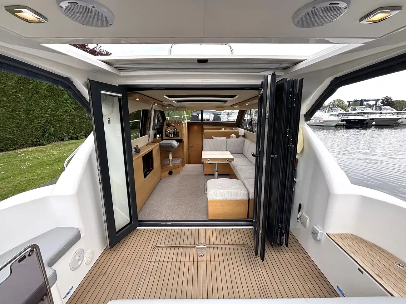 2017 Broom 35 Coupe image 14