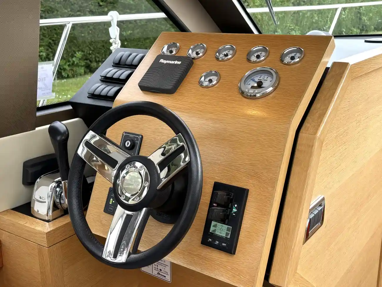 2017 Broom 35 Coupe image 21