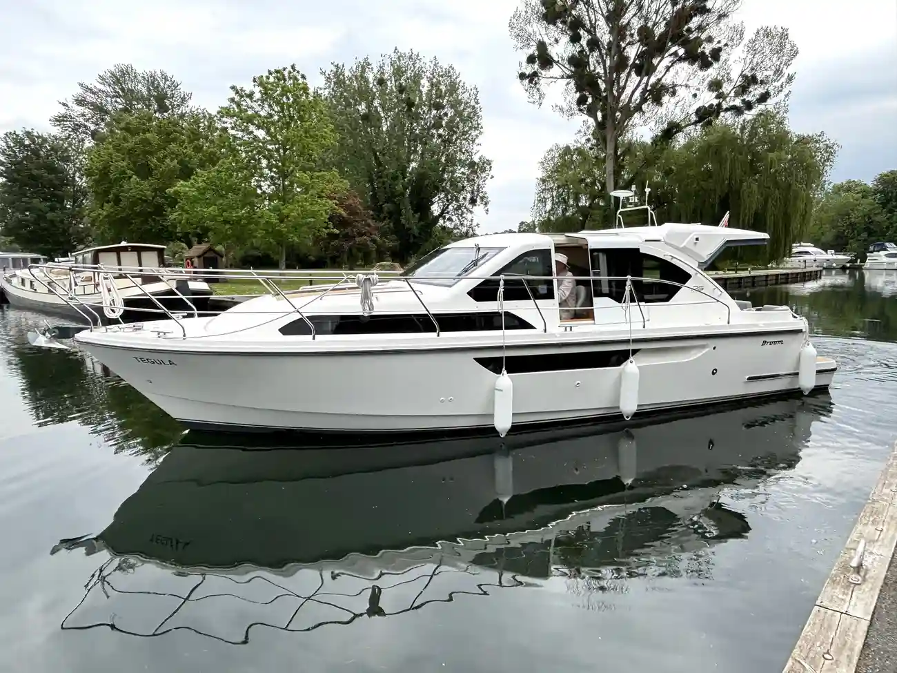 2017 Broom 35 Coupe image 33