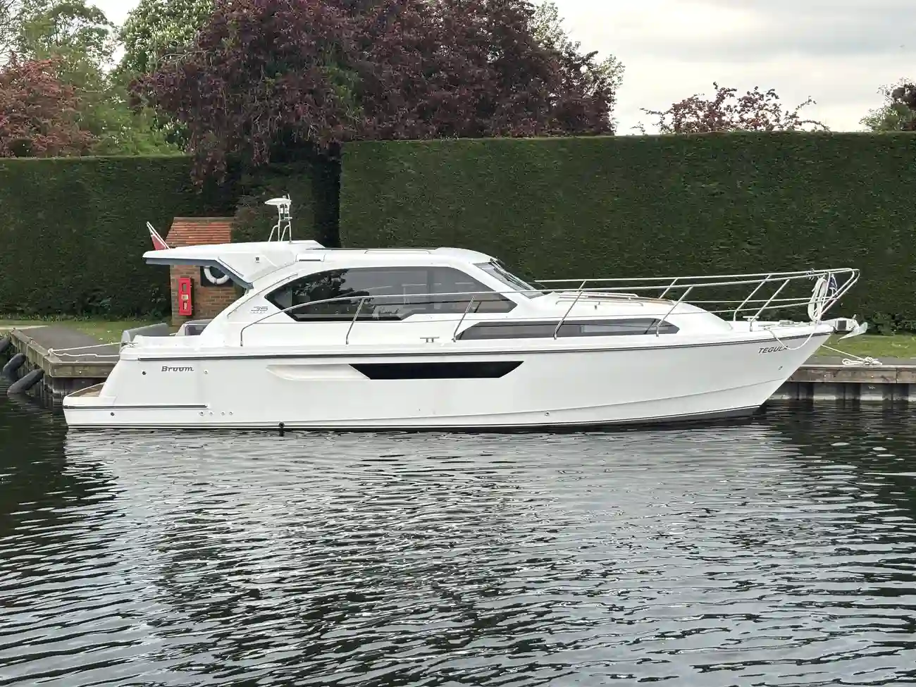 2017 Broom 35 Coupe image 11