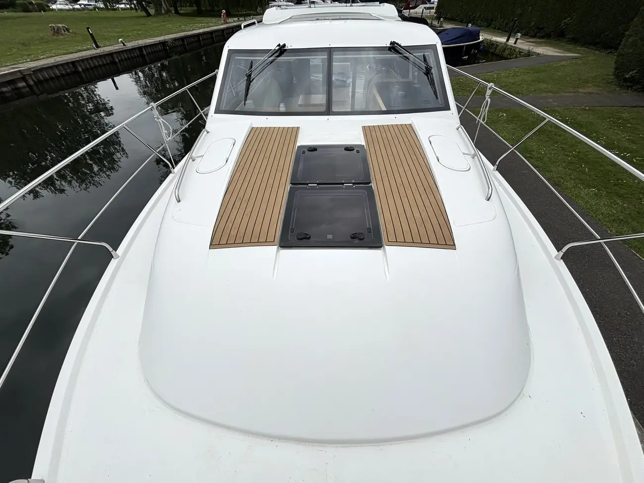2017 Broom 35 Coupe image 4