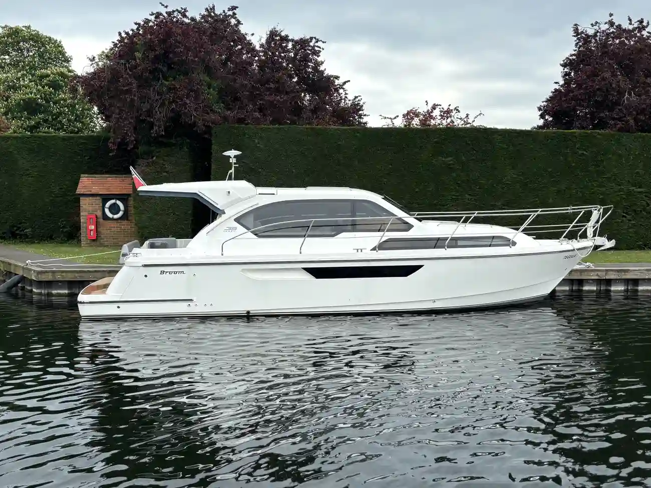 2017 Broom 35 Coupe image 12