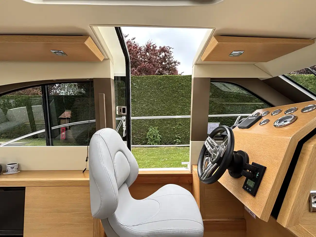 2017 Broom 35 Coupe image 20