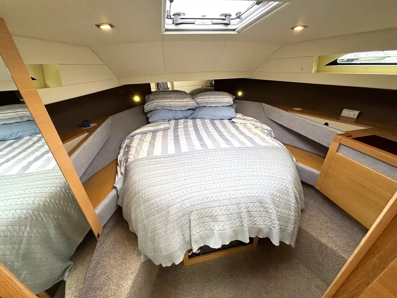 2017 Broom 35 Coupe image 29