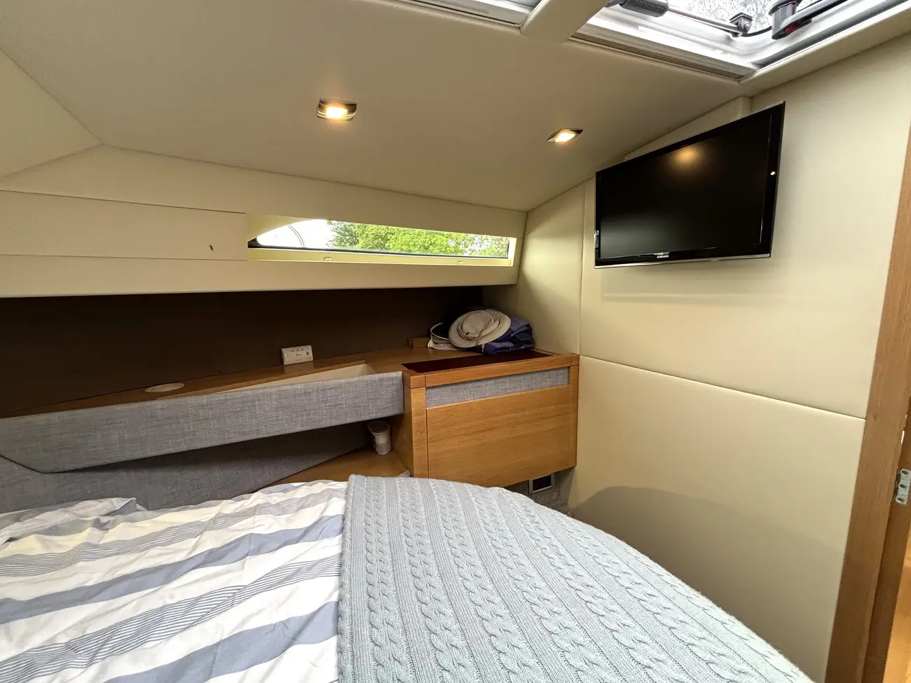 2017 Broom 35 Coupe image 30