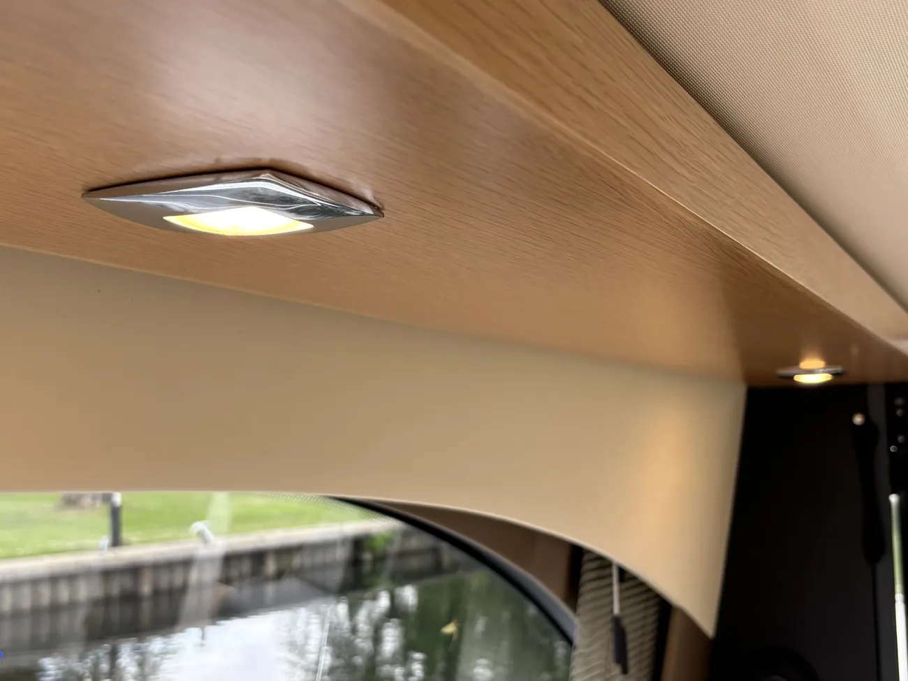 2017 Broom 35 Coupe image 37