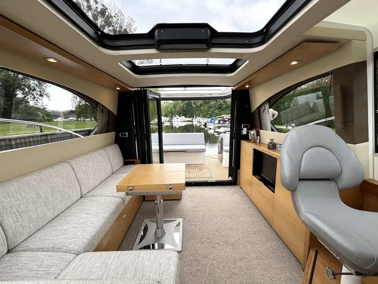 2017 Broom 35 Coupe image 17