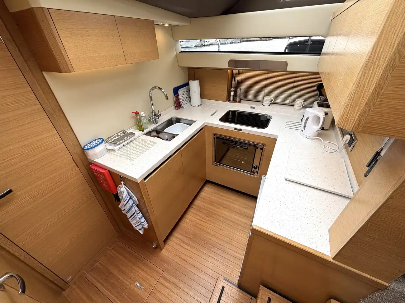 2017 Broom 35 Coupe image 27