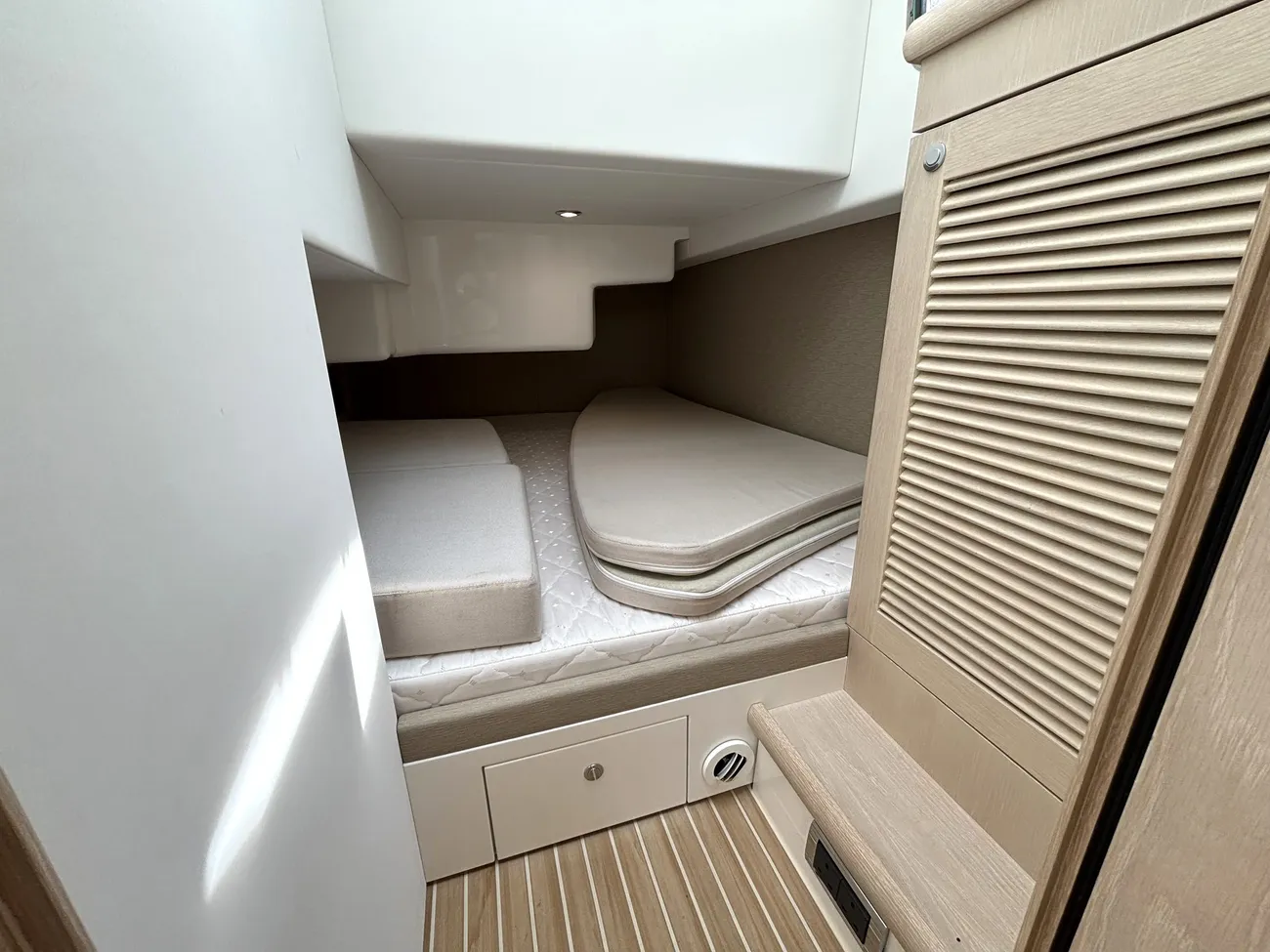 2016 Offshore 27 image 23