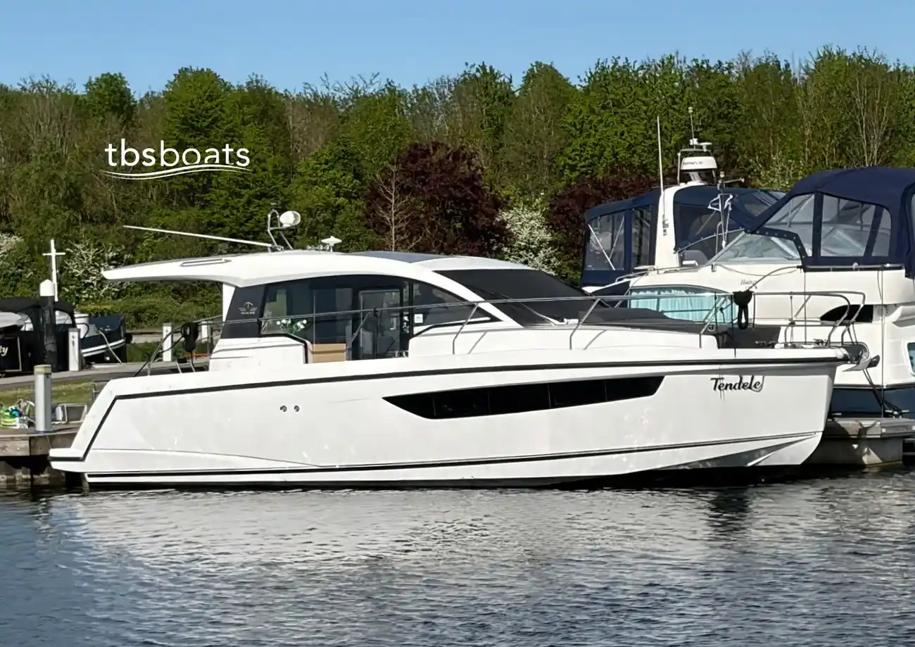 2017 Sealine C330