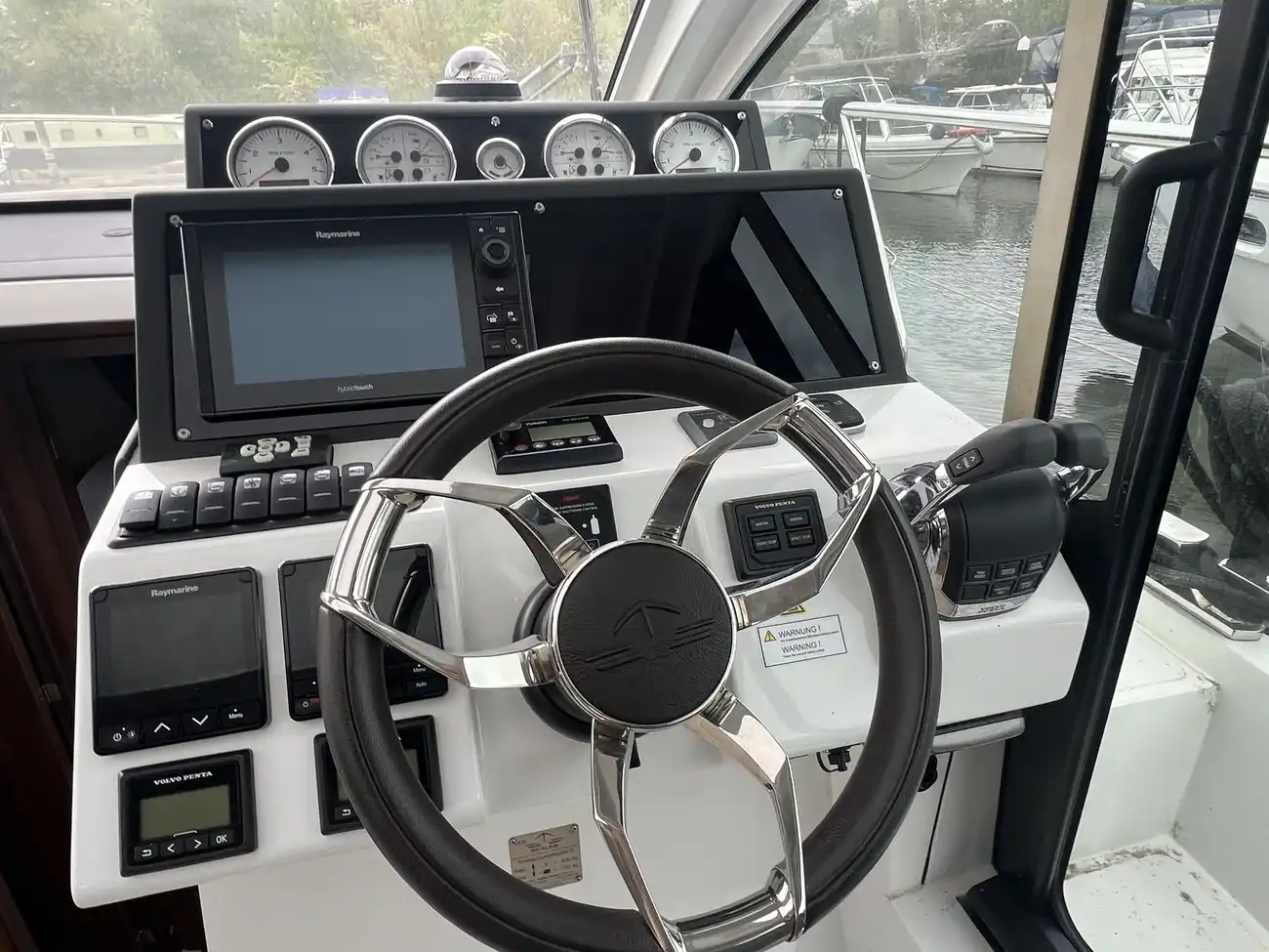 2017 Sealine C330 image 5