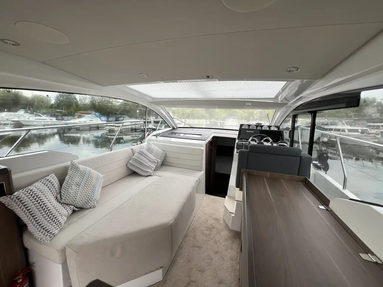 2017 Sealine C330 image 4