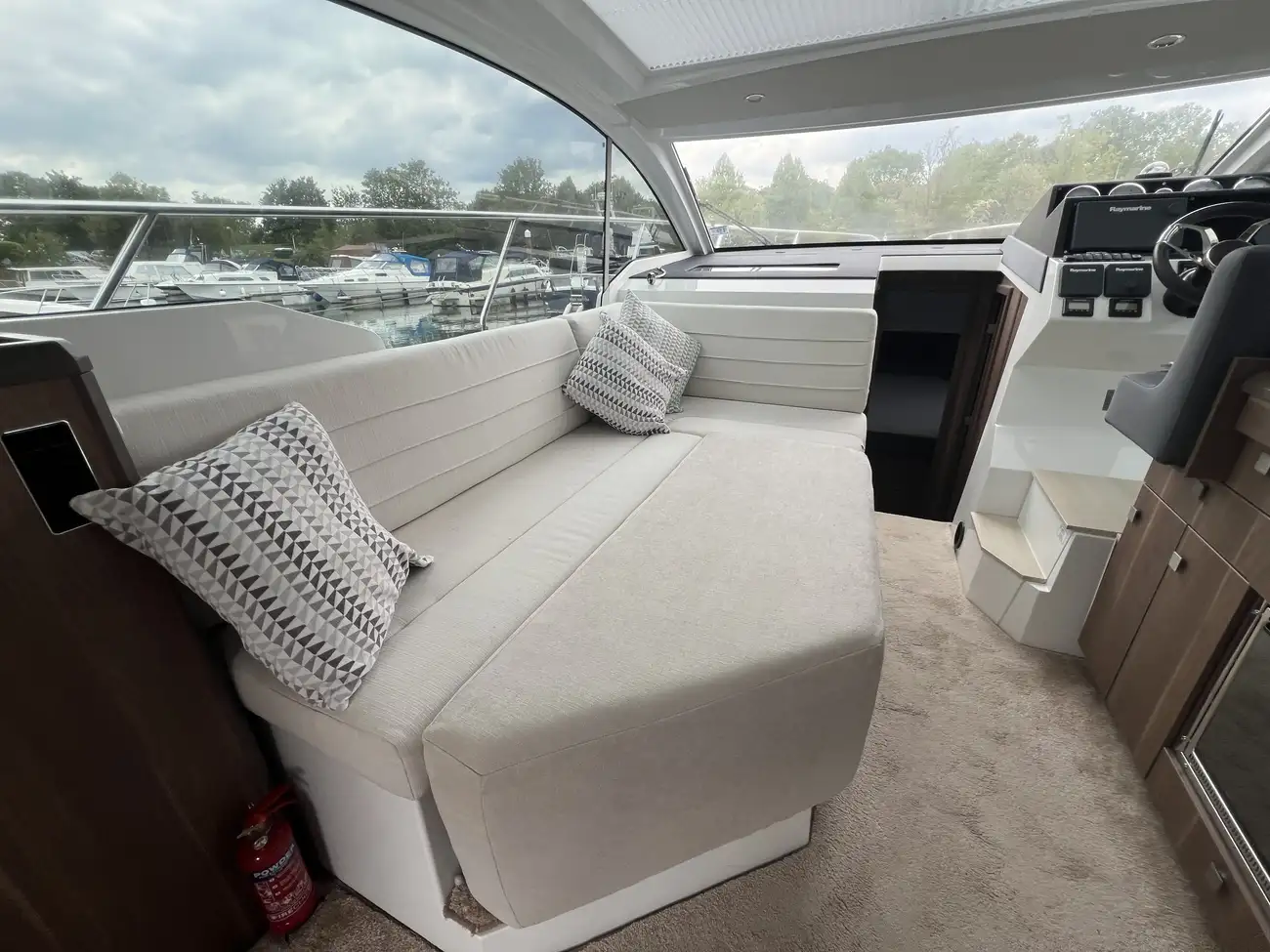 2017 Sealine C330 image 6