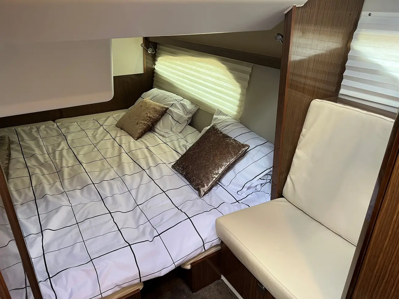 2017 Sealine C330 image 9