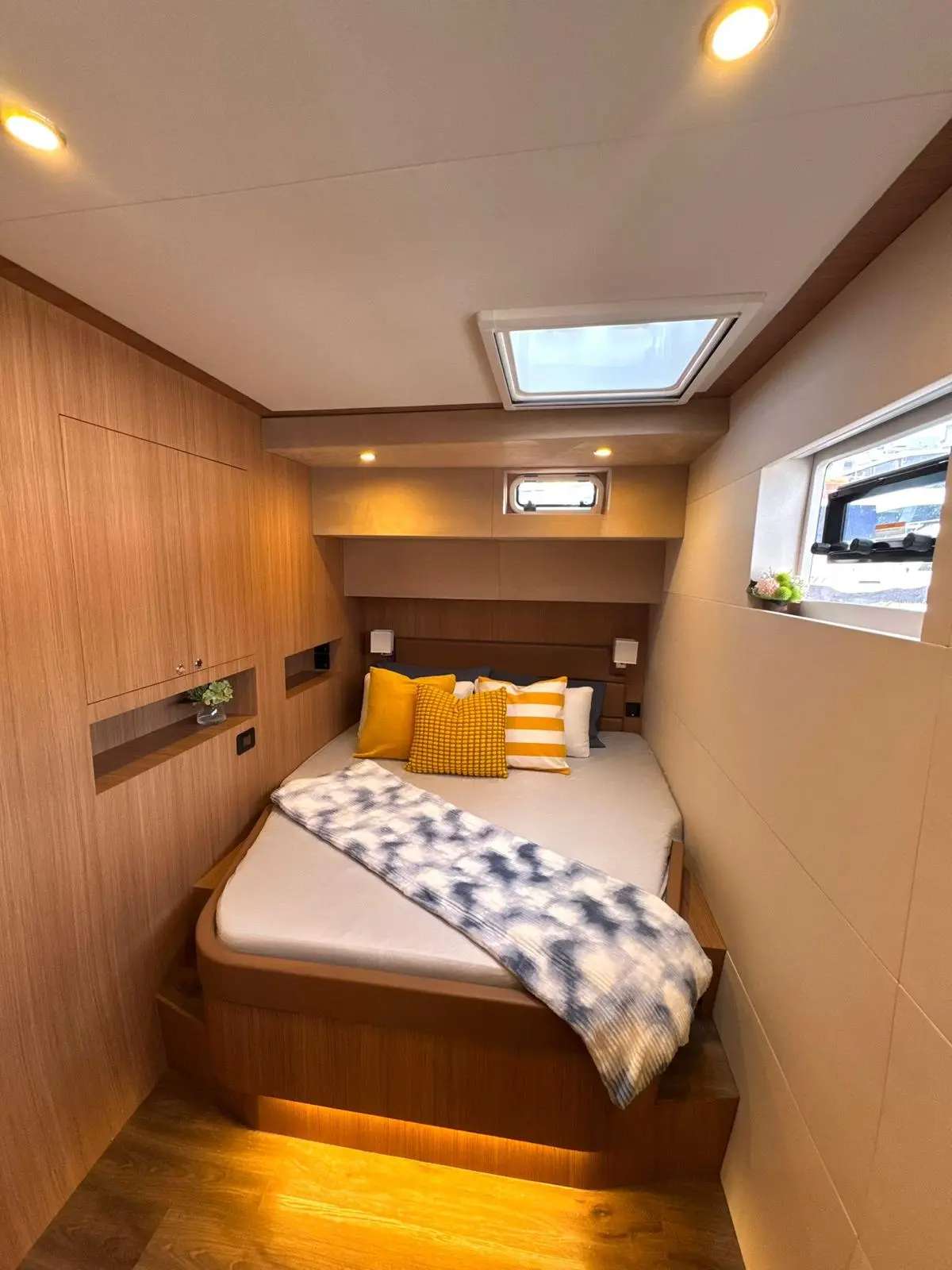 https://www.rightboat.com/boat_images/image_31029815/compressed_37375a7af0f745c9bea16c0293a54d62459f3278f9f545858b01ec5f6ea1d91c.webp photo 11