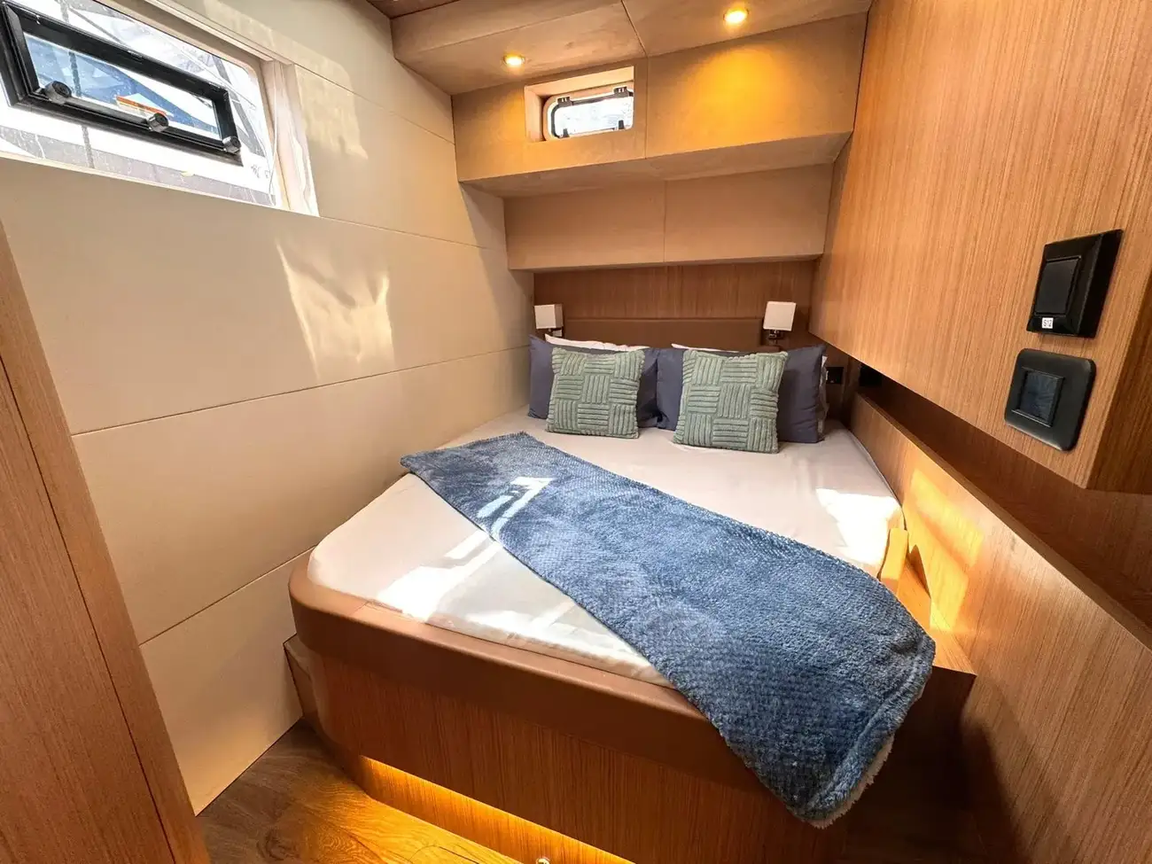 https://www.rightboat.com/boat_images/image_31029818/compressed_492725c3523545ff99287ab6f565c0ed8ba6a1c58e7a49e491bae8f4159759c9.webp photo 12
