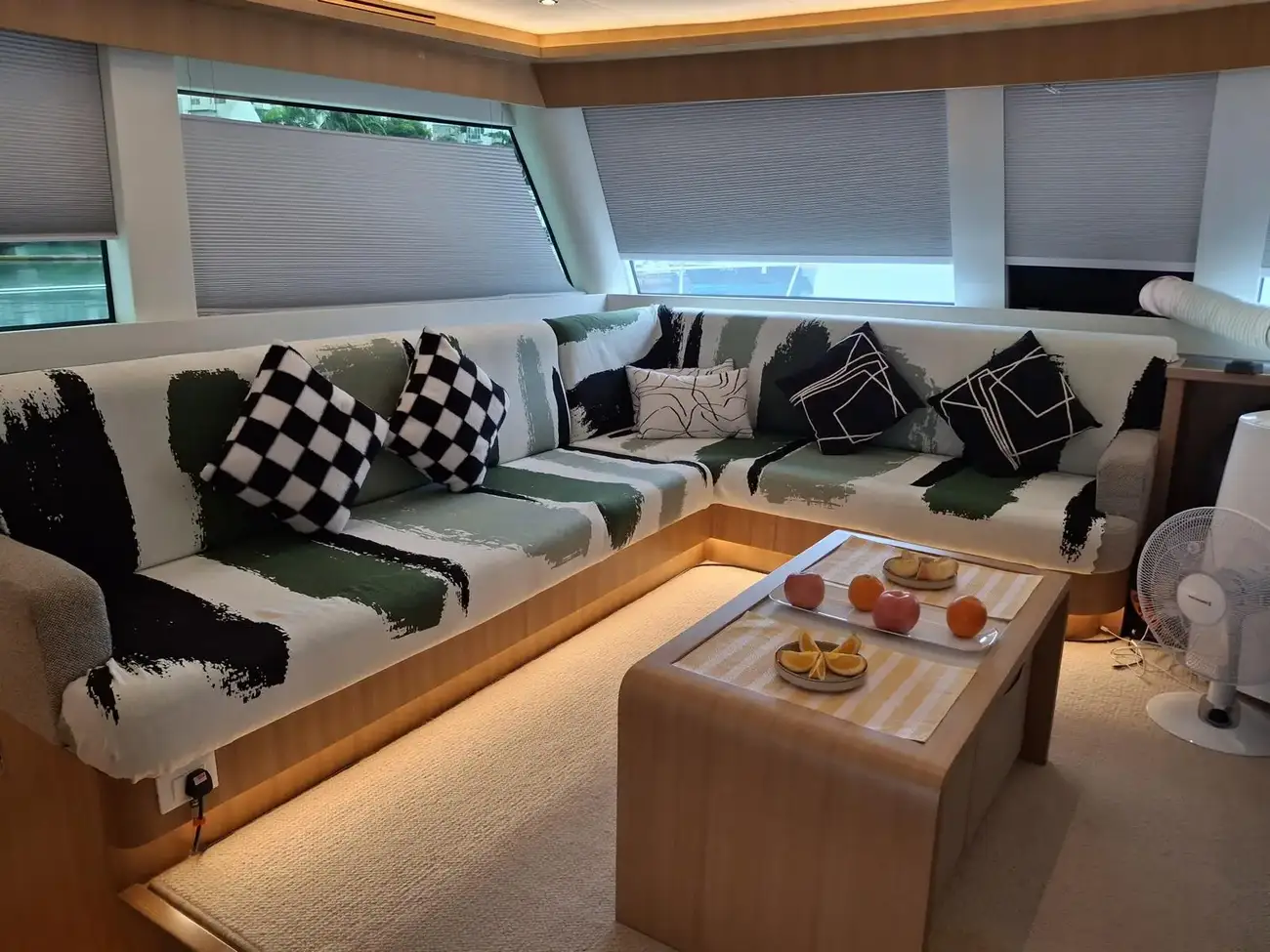 https://www.rightboat.com/boat_images/image_31029835/compressed_3e8fb7a7bc614fb6aa9e4909bd9e528a1af35c5448624d1586df35abb76bb60a.webp photo 27