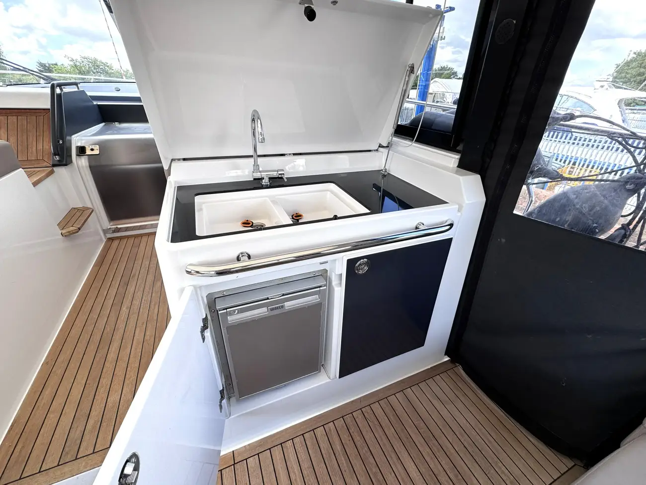2015 Sealine S450 image 23