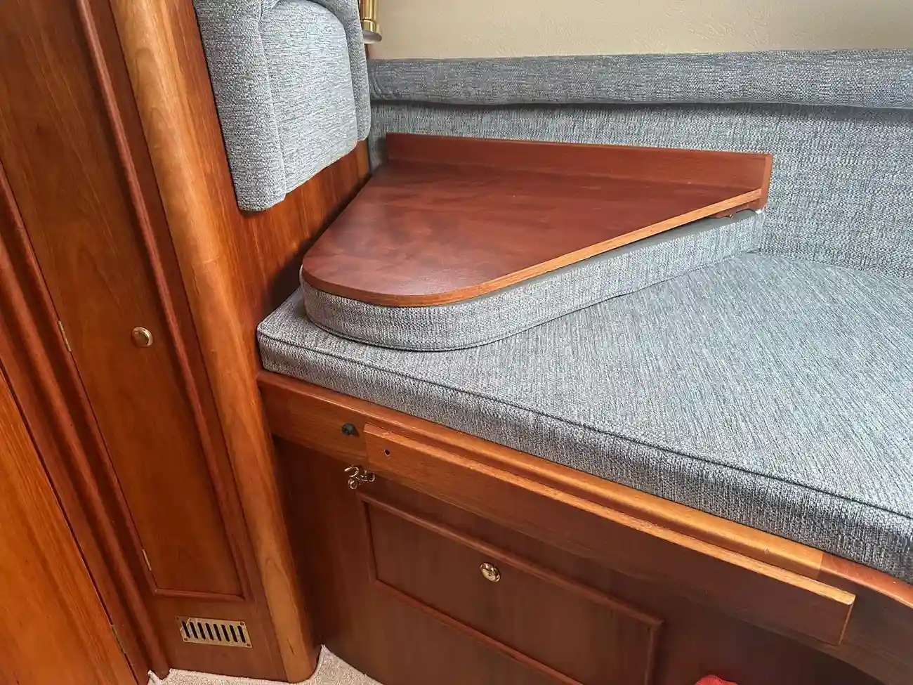 HAINES 320 AFT CABIN 2003