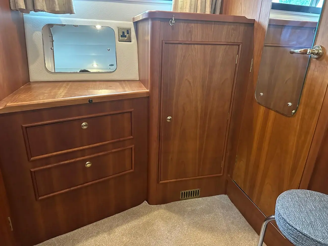 HAINES 320 AFT CABIN 2003