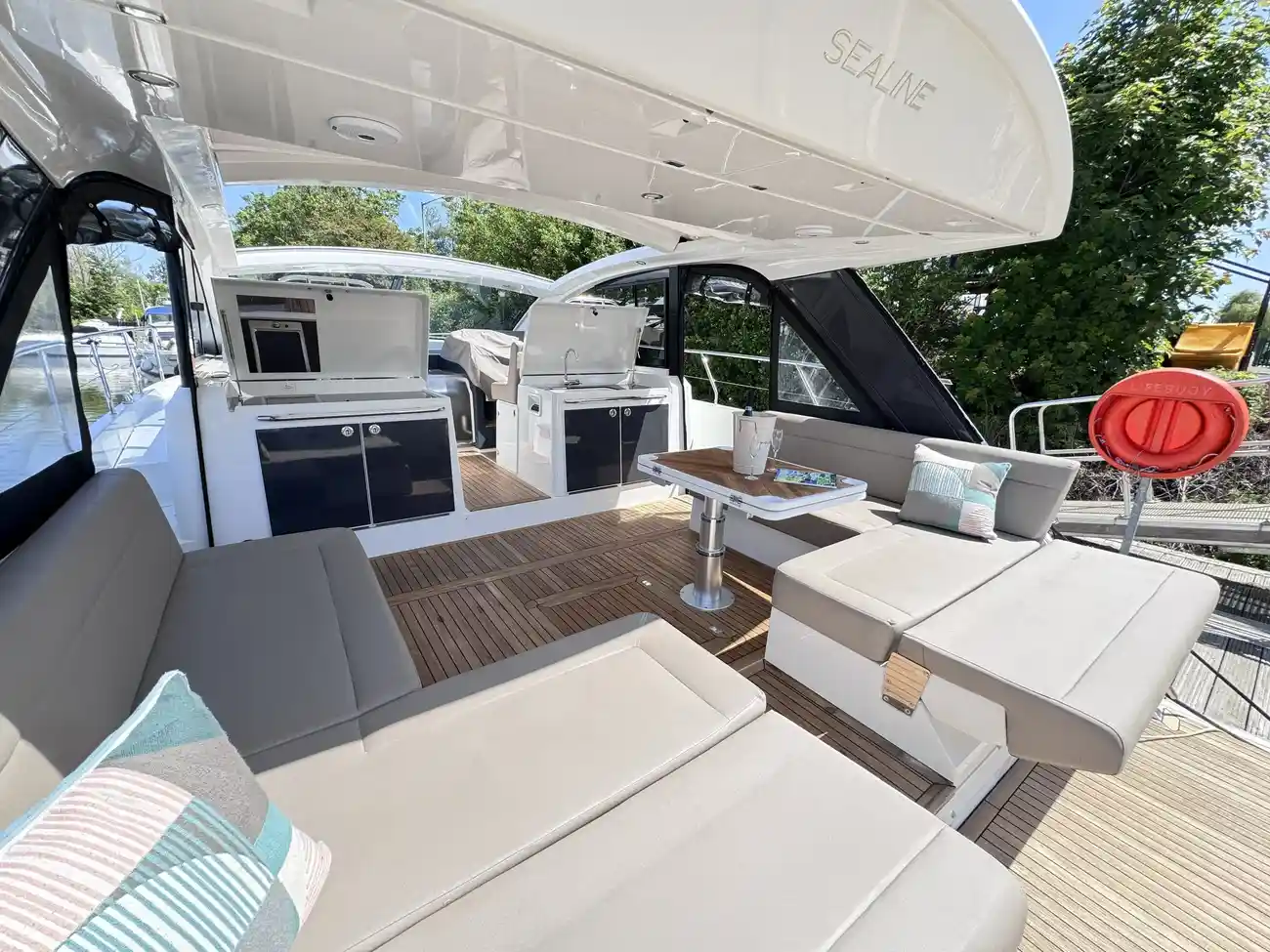 2015 Sealine S450 image 16