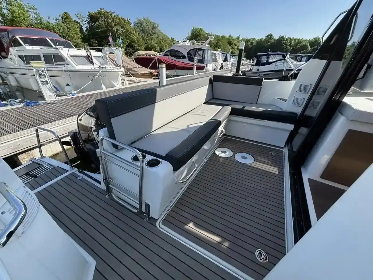 2023 Jeanneau Merry Fisher 895 image 2