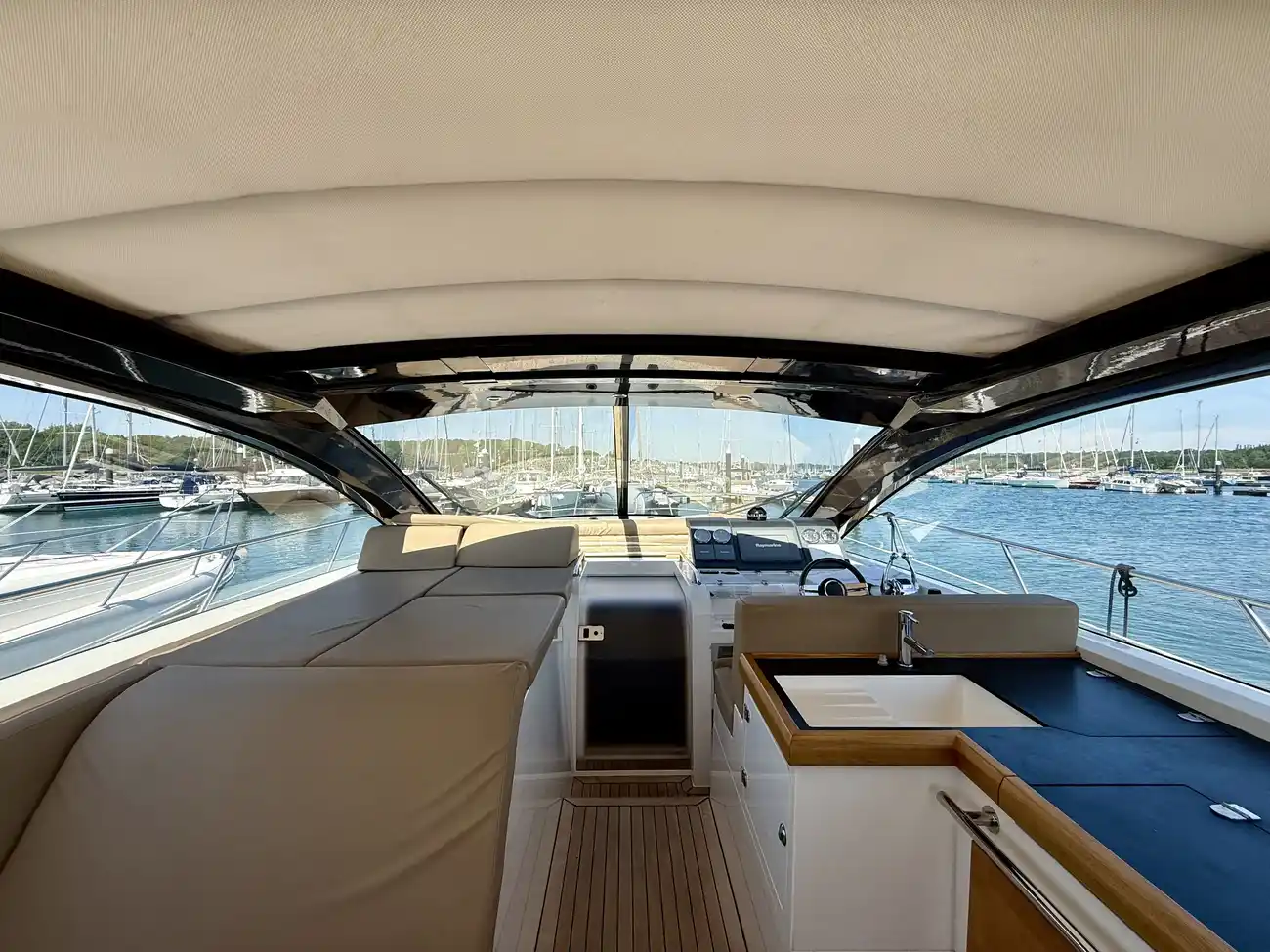 2010 Sealine SC47 image 17