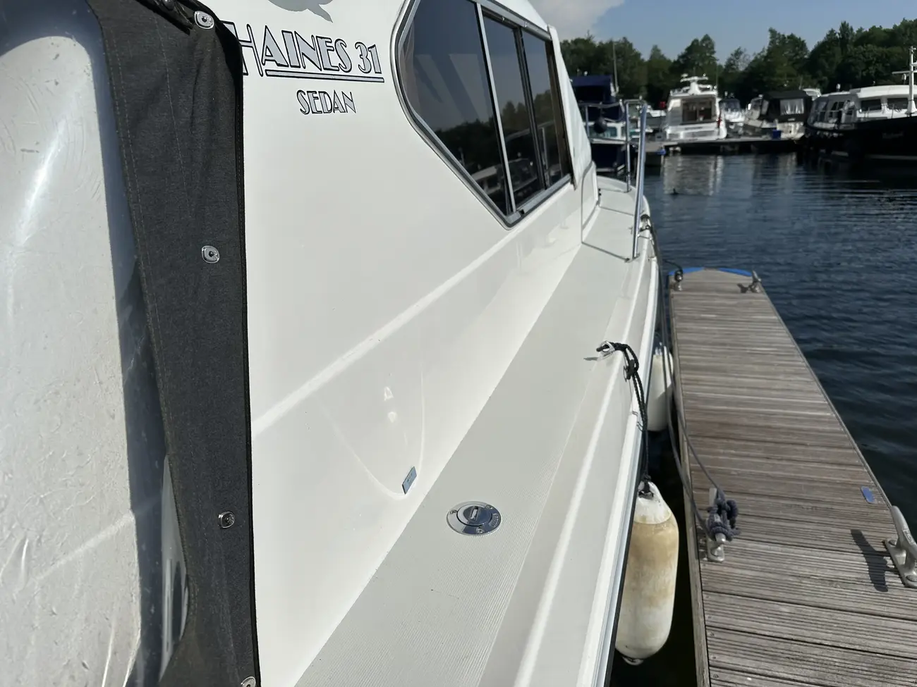 HAINES 31 SEDAN 2000