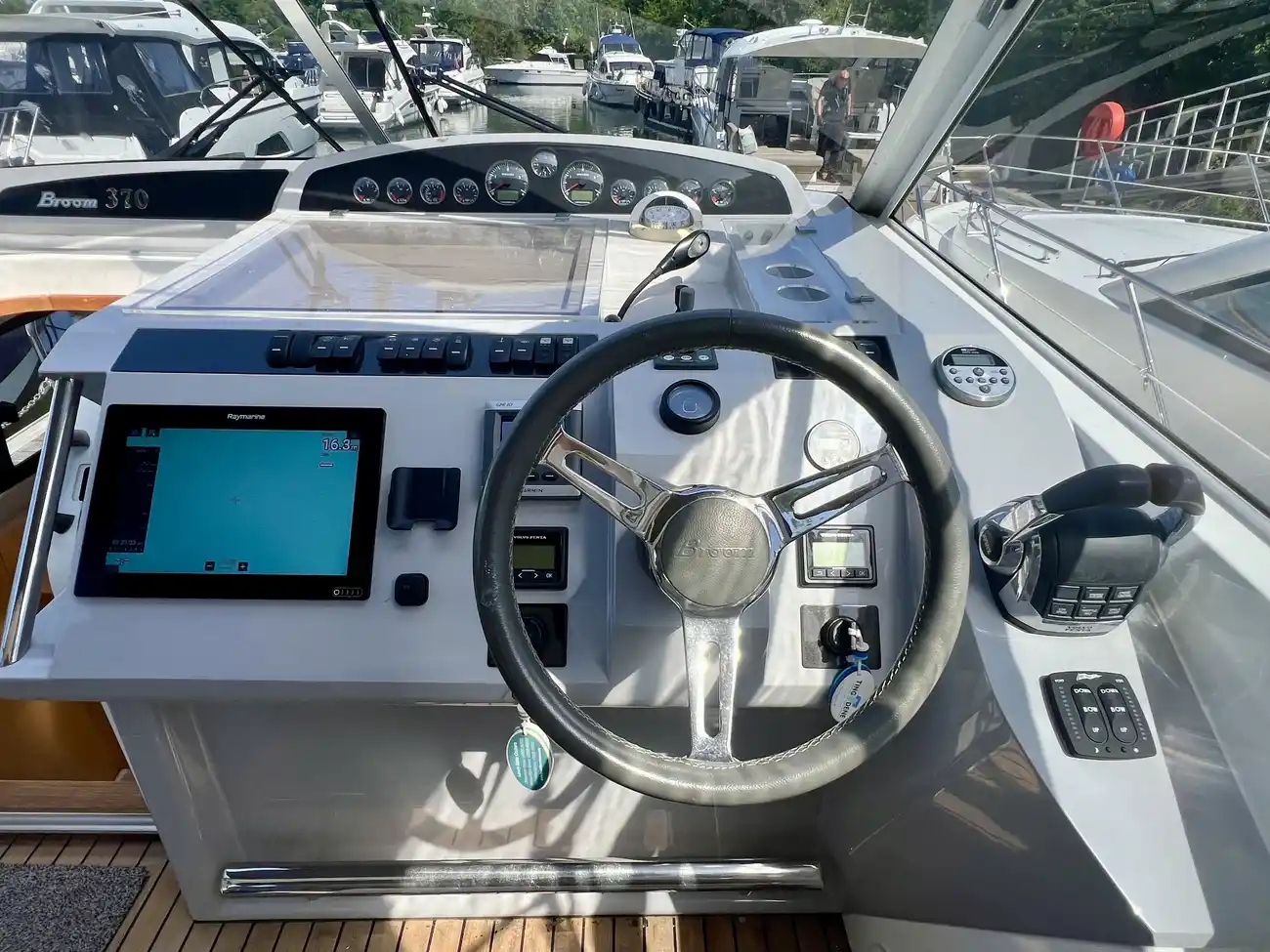 2012 Broom 370 image 9