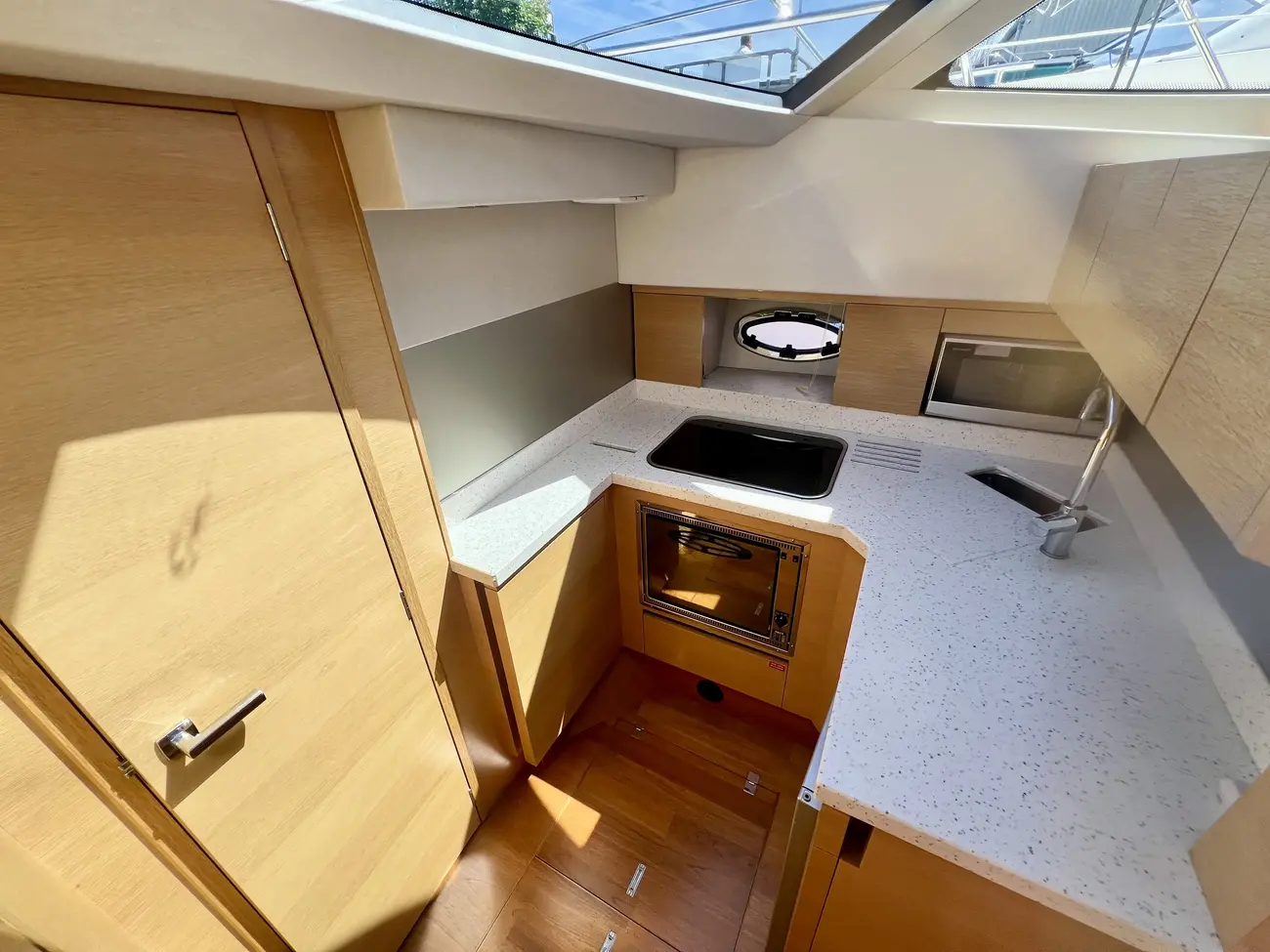 2012 Broom 370 image 24