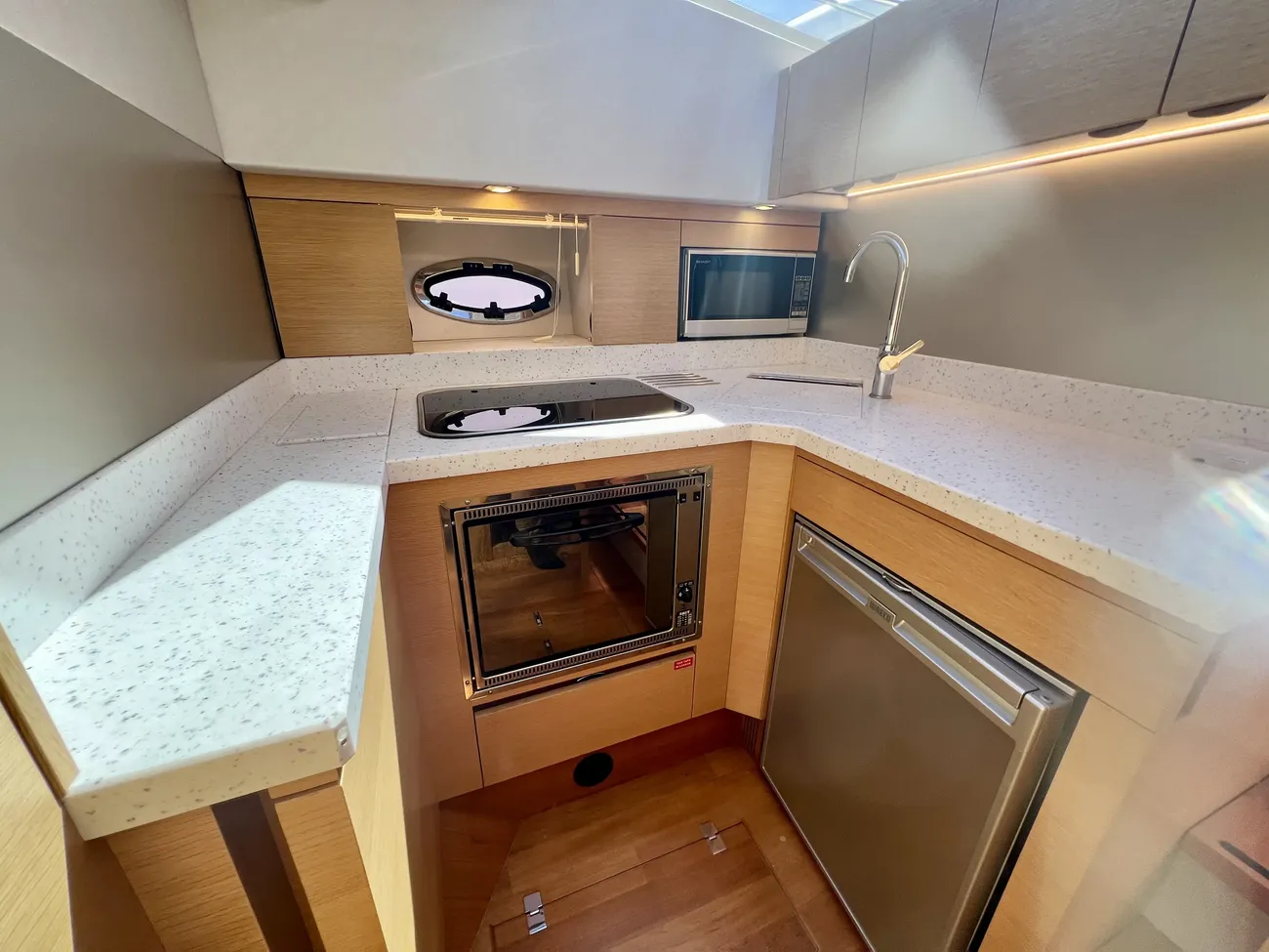 2012 Broom 370 image 6