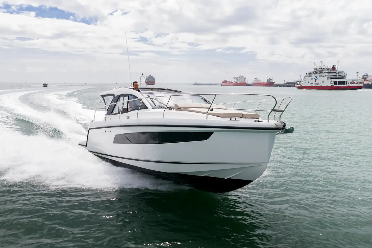 2025 Sealine S335 image 12