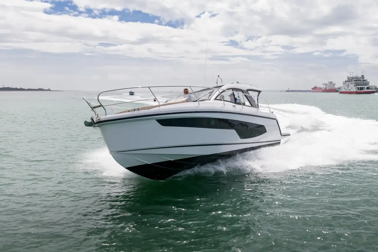 2025 Sealine S335 image 14