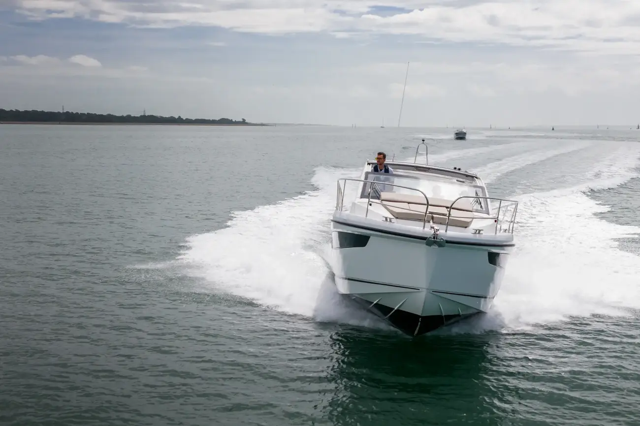 2025 Sealine S335 image 13
