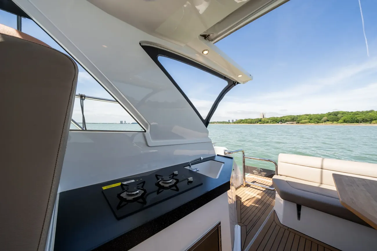 2025 Sealine S335 image 19